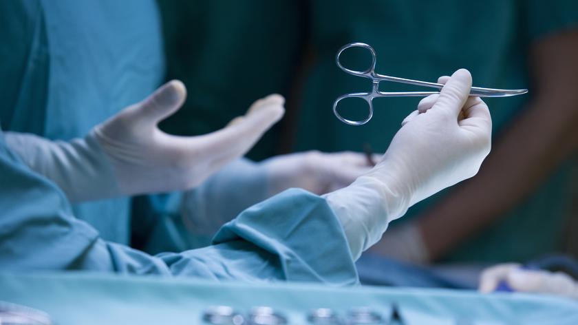 Dłonie chirurgów w czasie operacji