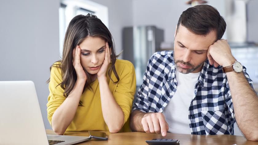 Para - mężczyzna i kobieta liczą pieniądze, finanse