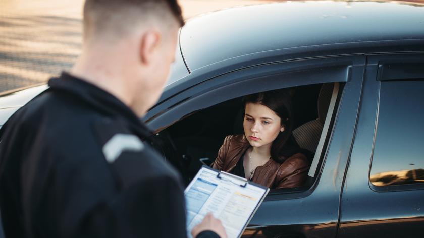 Kontrola drogowa - policjant i kobieta prowadząca pojazd