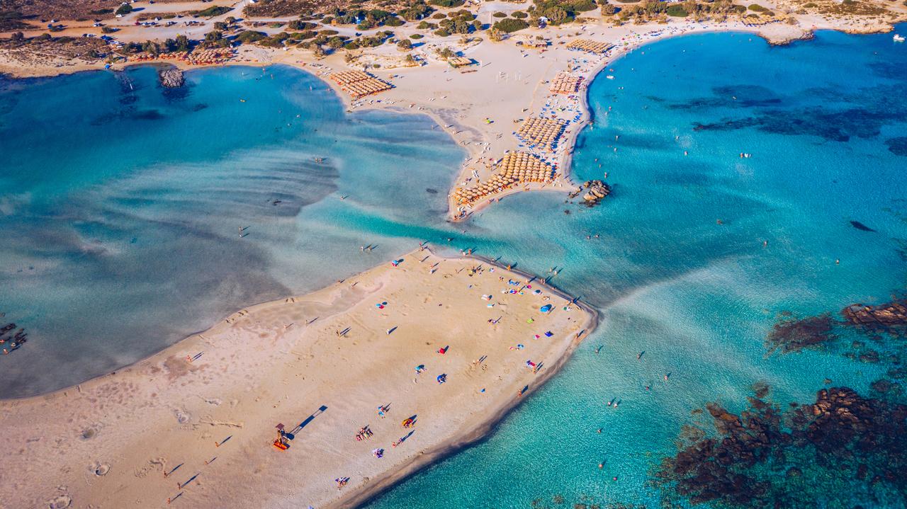 Różowy piasek i turkusowa laguna wokół greckiej wyspy Elafonisi tworzą bajkową scenerię dla wakacyjnego wypoczynku.