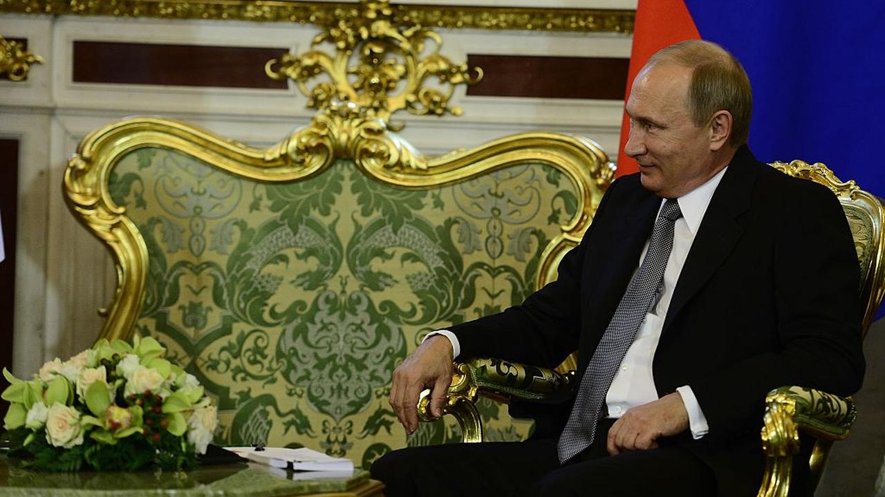 Władmir Putin na złotym krześle