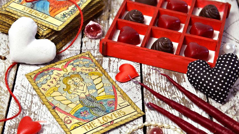 Karty tarota, czekoladki i serduszka
