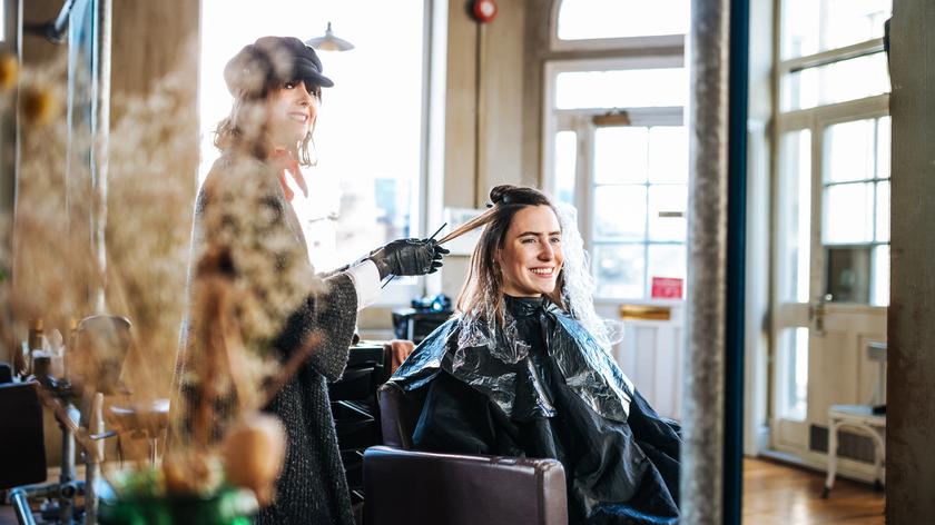 Calico hair podbija TikToka. Ta fryzura podkreśli rysy twarzy i rozświetli cerę