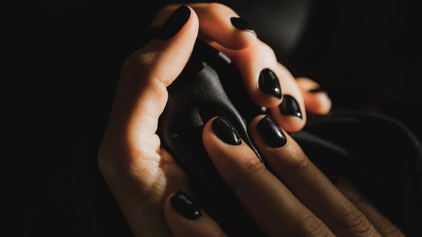 Pończochowy manicure to must have tego sezonu. Oto najmodniejsze paznokcie na jesień 2025