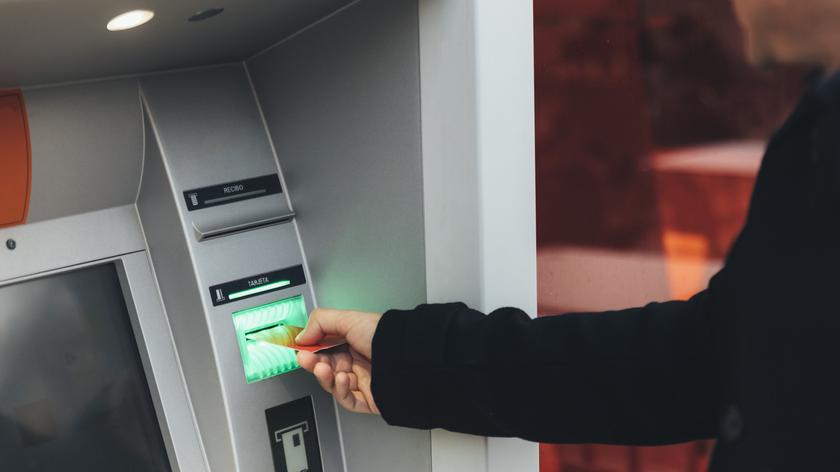 Osoba przy bankomacie