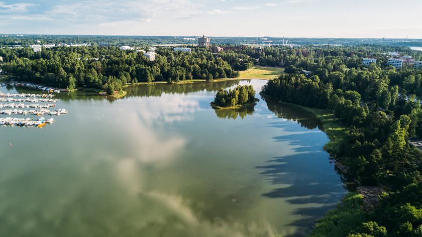 Nastolatki porwane przez wiatr. Dziadek ruszył na pomoc