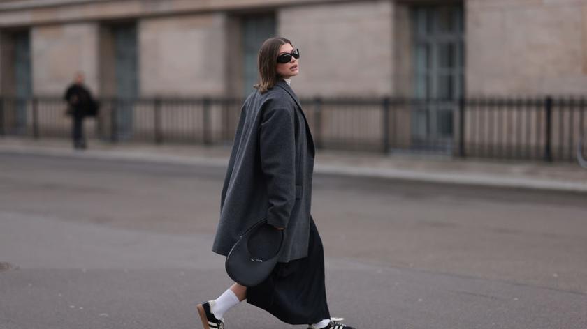 Dziewczyna w szarym płaszczu na ulicy