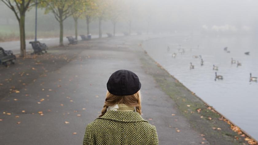 Dziewczyna w zamglonym parku