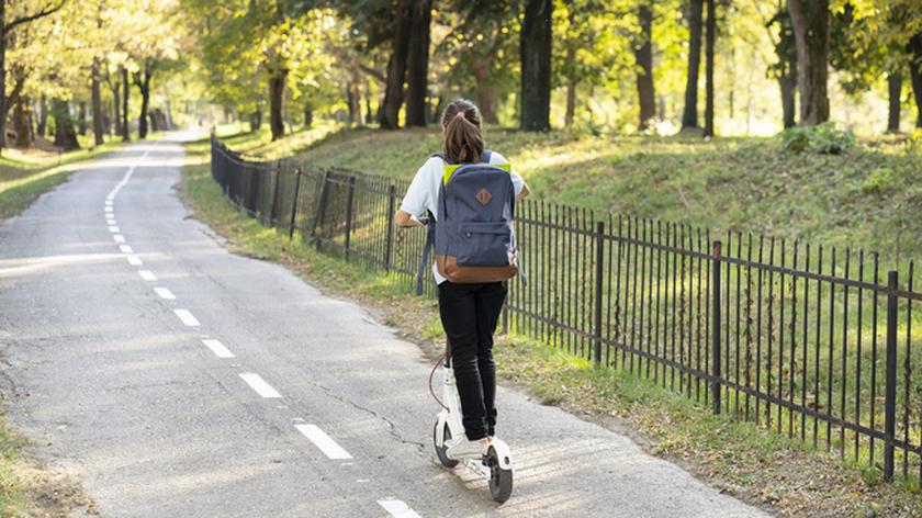 Dziewczyna na hulajnodze w parku