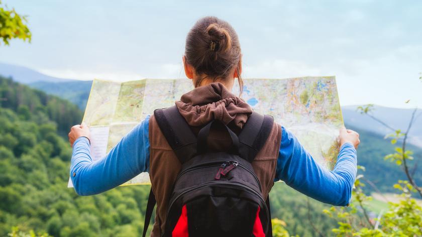 kobieta, która patrzy na papierową mapę