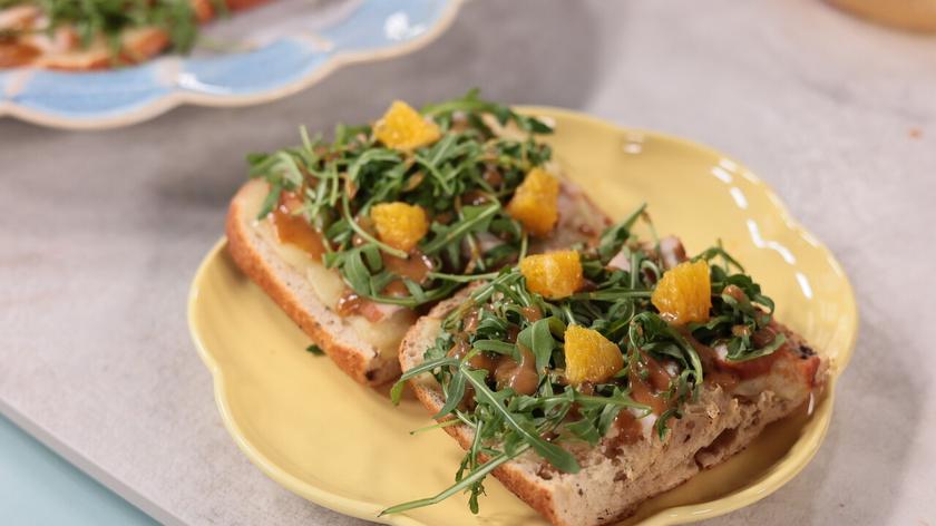 Ciabatta z wędzonym kurczakiem, sosem pomarańczowym, rukolą, mozzarellą i masłem ziołowym