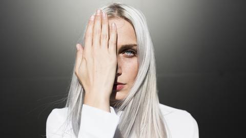 Sposób na wygładzone włosy? Ten trik z folią aluminiową podbija sieć 