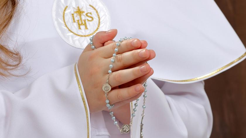 dziecko, które idzie do komunii 