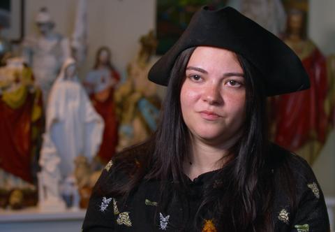 Nadaje drugie życie zniszczonym figurkom świętych
