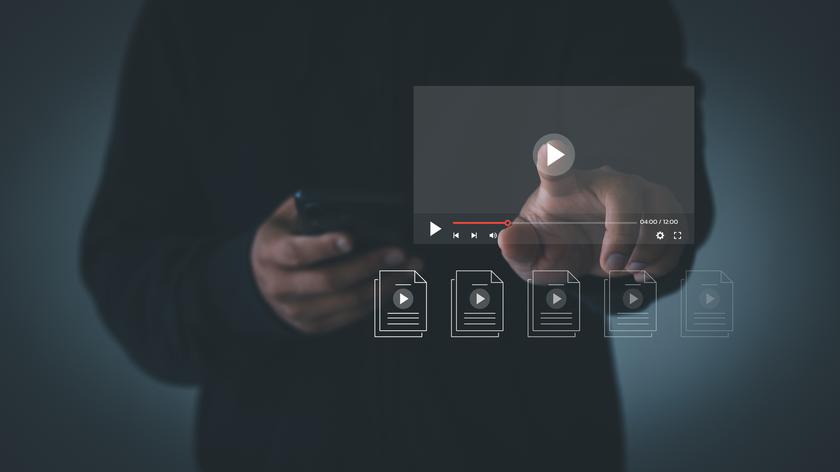 Mężczyzna ze smartfonem, wybiera film.