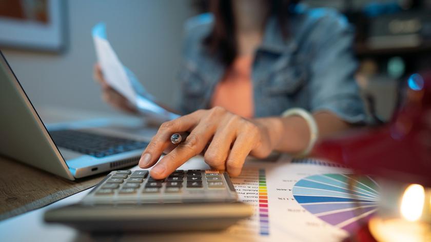 Kobieta liczy podatki