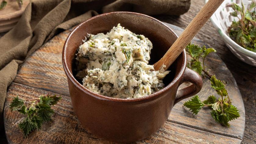 Masło z dodatkami w naczyniu glinianym