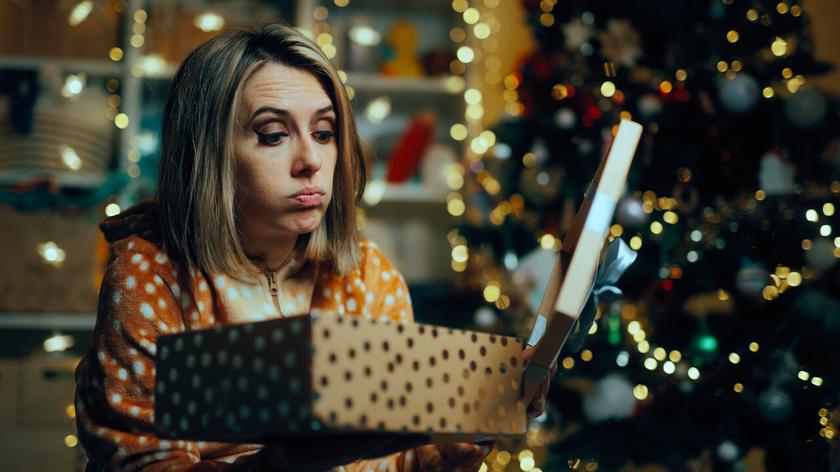 kobieta rozczarowana prezentem