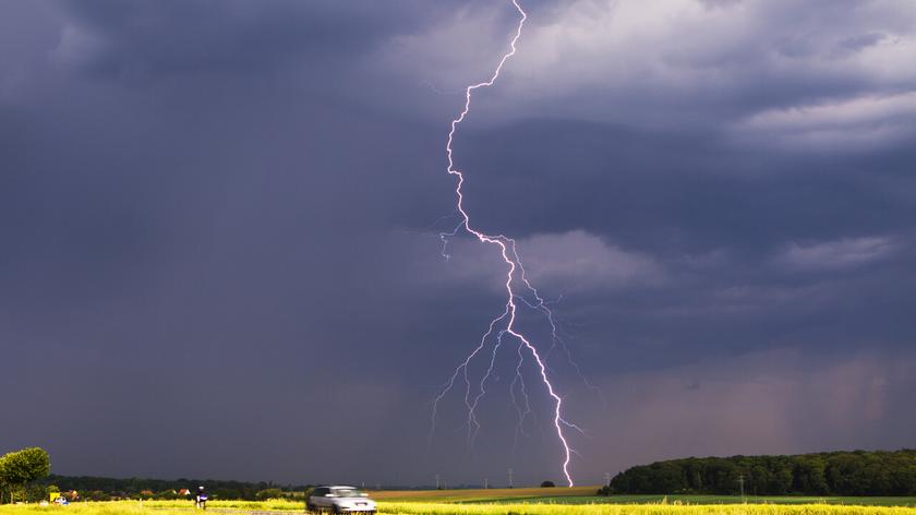 Błyskawica nad polem