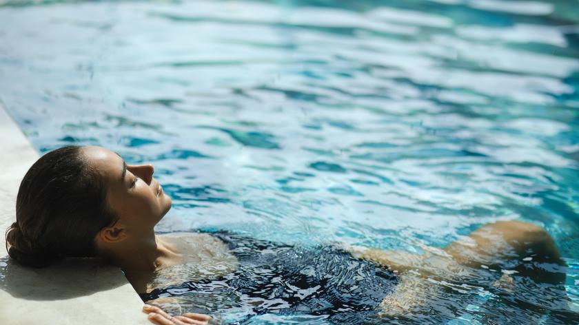 kobieta w basenie