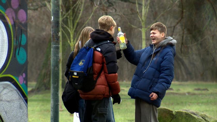 dzieci piły alkohol w parku