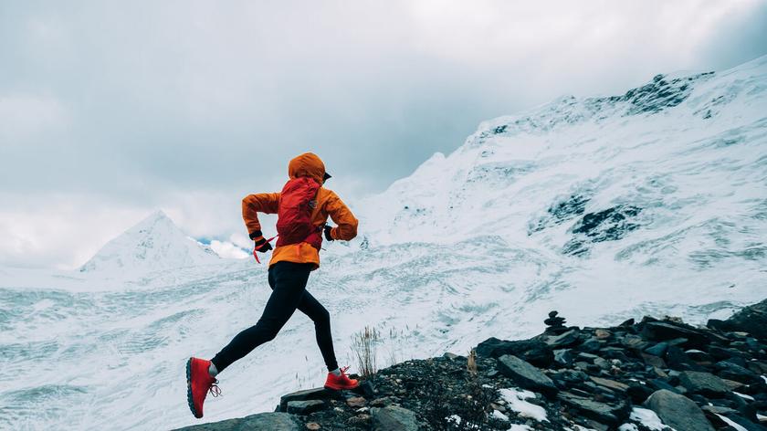 Osoba biegająca zimą w górach