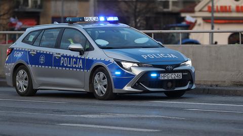 Zapłakana ośmiolatka stała przy ruchliwej drodze