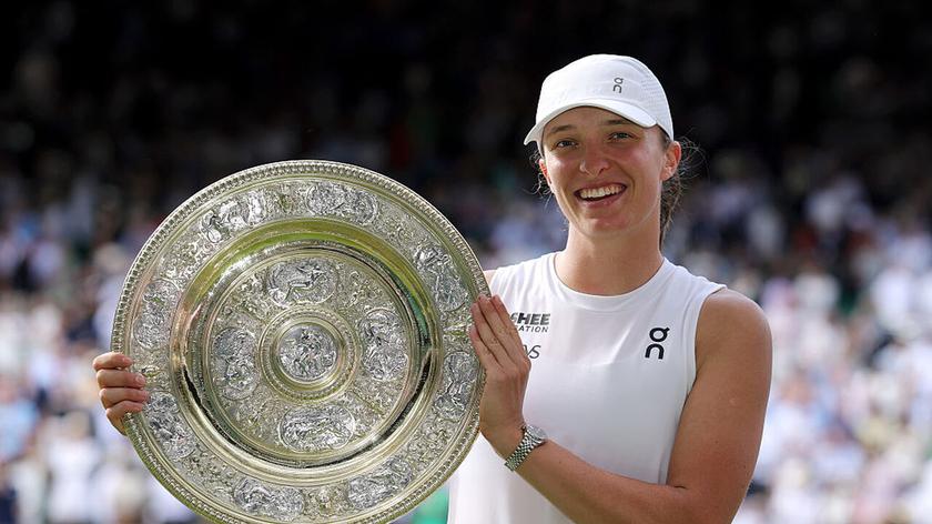 Iga Świątek z trofeum za zwycięstwo w Wimbledonie 2025