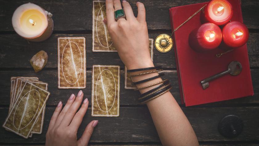 Karty tarota i świece