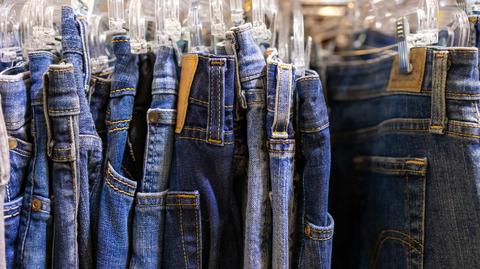 Barrel jeans - najmodniejsze spodnie jesieni 2024