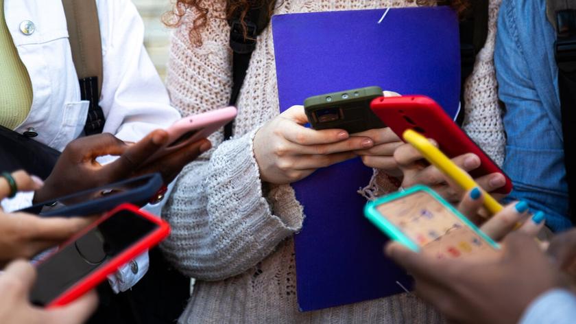 dzieci z telefonami komórkowymi 