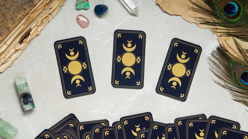 Karty tarota na stole i amulety