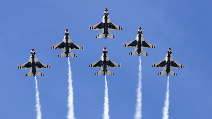 Samoloty F-16 na niebie