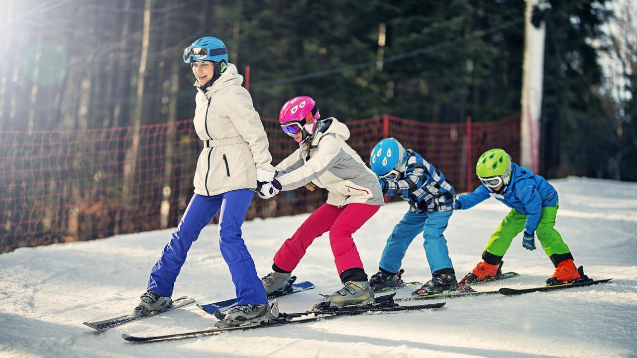 Mama z dziećmi na nartach