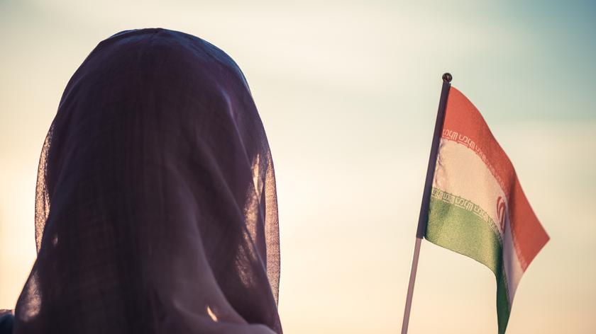 Kobieta w hidżabie z flagą Iranu