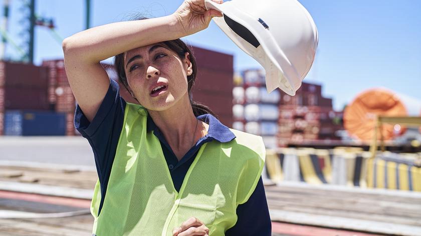 kobieta pracująca na budowie, upał