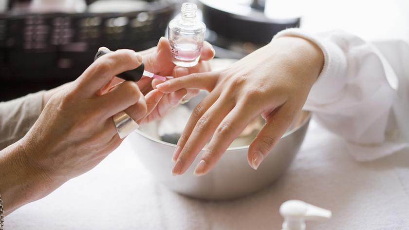 Dłonie poddane zabiegowi manicure. Malowanie paznokci. Manicure biologiczny. 