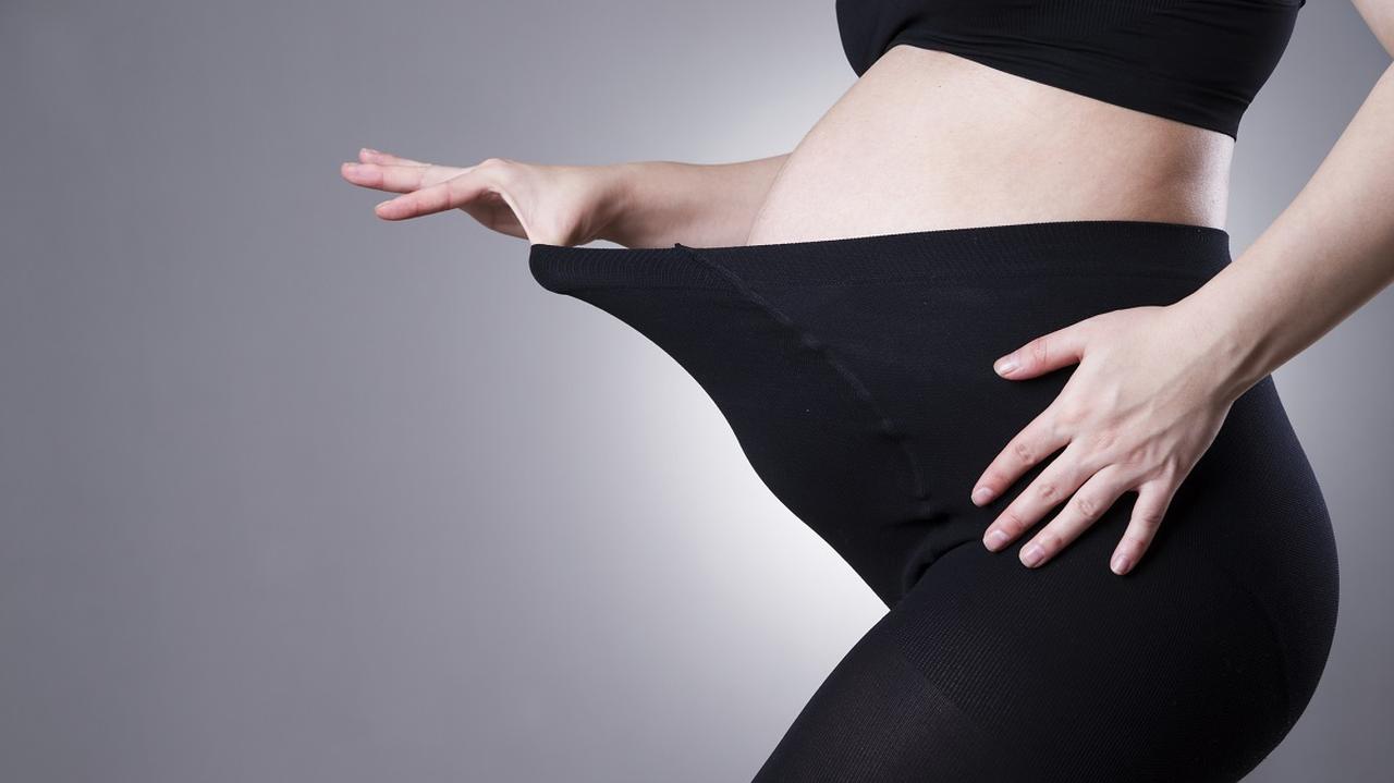 kobieta w ciążowych rajstopach 