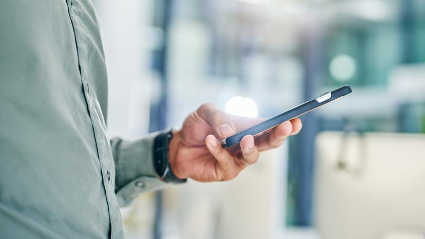 Osoba trzymająca telefon w ręku