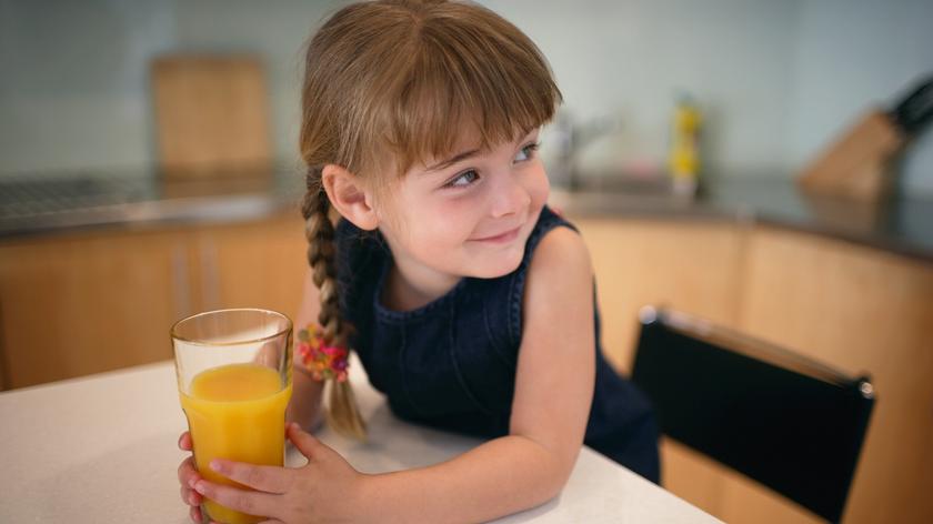 dziecko, które pije sok owocowy 