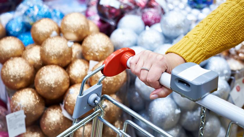 Zakupy świąteczne, wózek i stoisko z bombkami