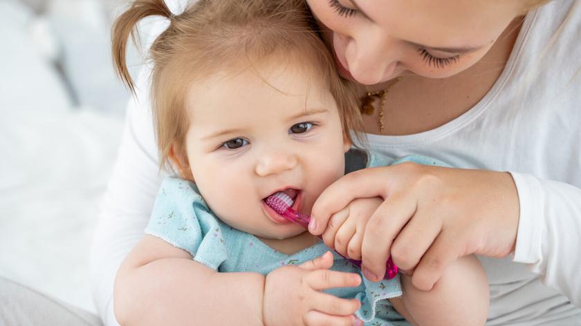 Mama myjąca zęby dzieku