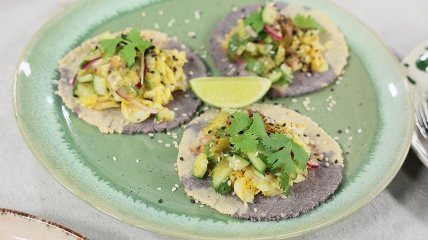 Tacos z dorszem, kremem z awokado i salsą mango–ogórek