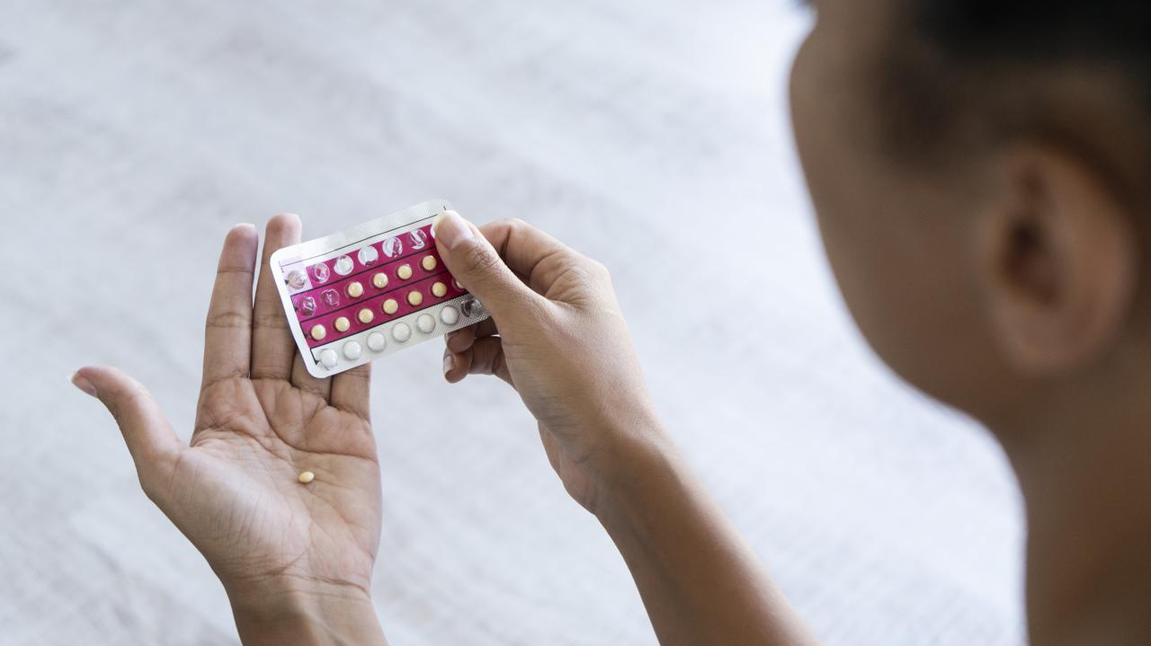 Kobieta, która przyjmuje pigułki antykoncepcyjne 