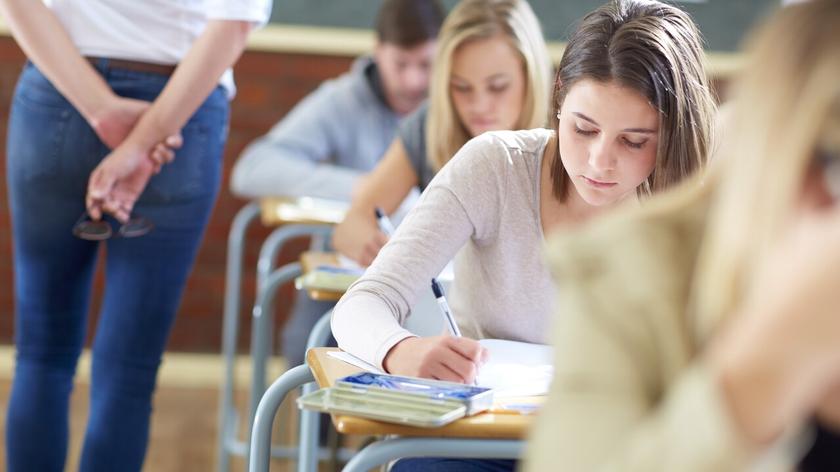 uczniowie, którzy piszą sprawdzian 