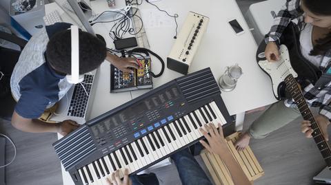 Muzyka mechaniczna - jak powstaje i czym się charakteryzuje?