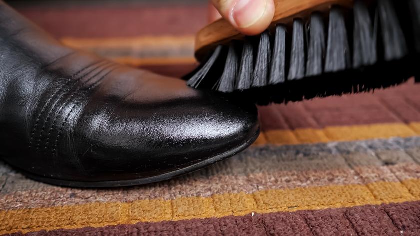 Osoba, która czyści buty