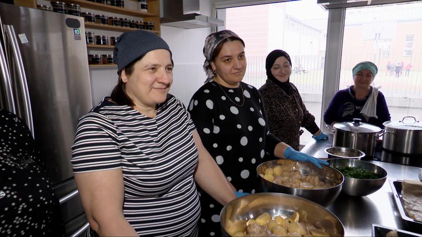 Uchodźcy gotują dla polskich babć