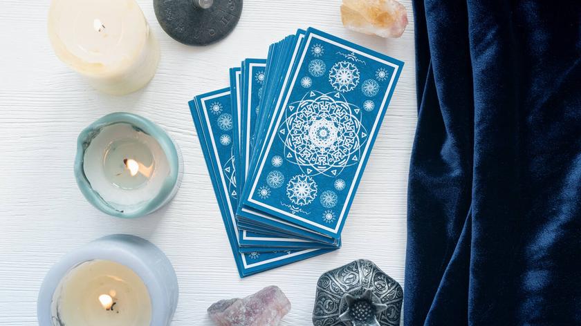 Karty tarota i świece