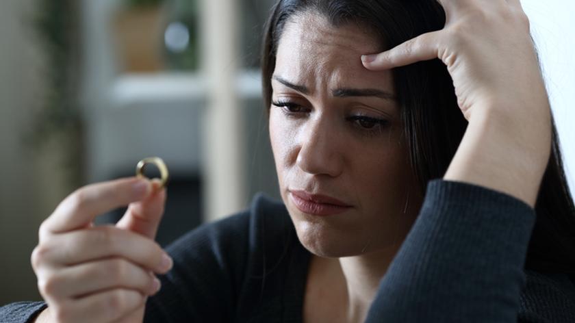 kobieta z obrączką